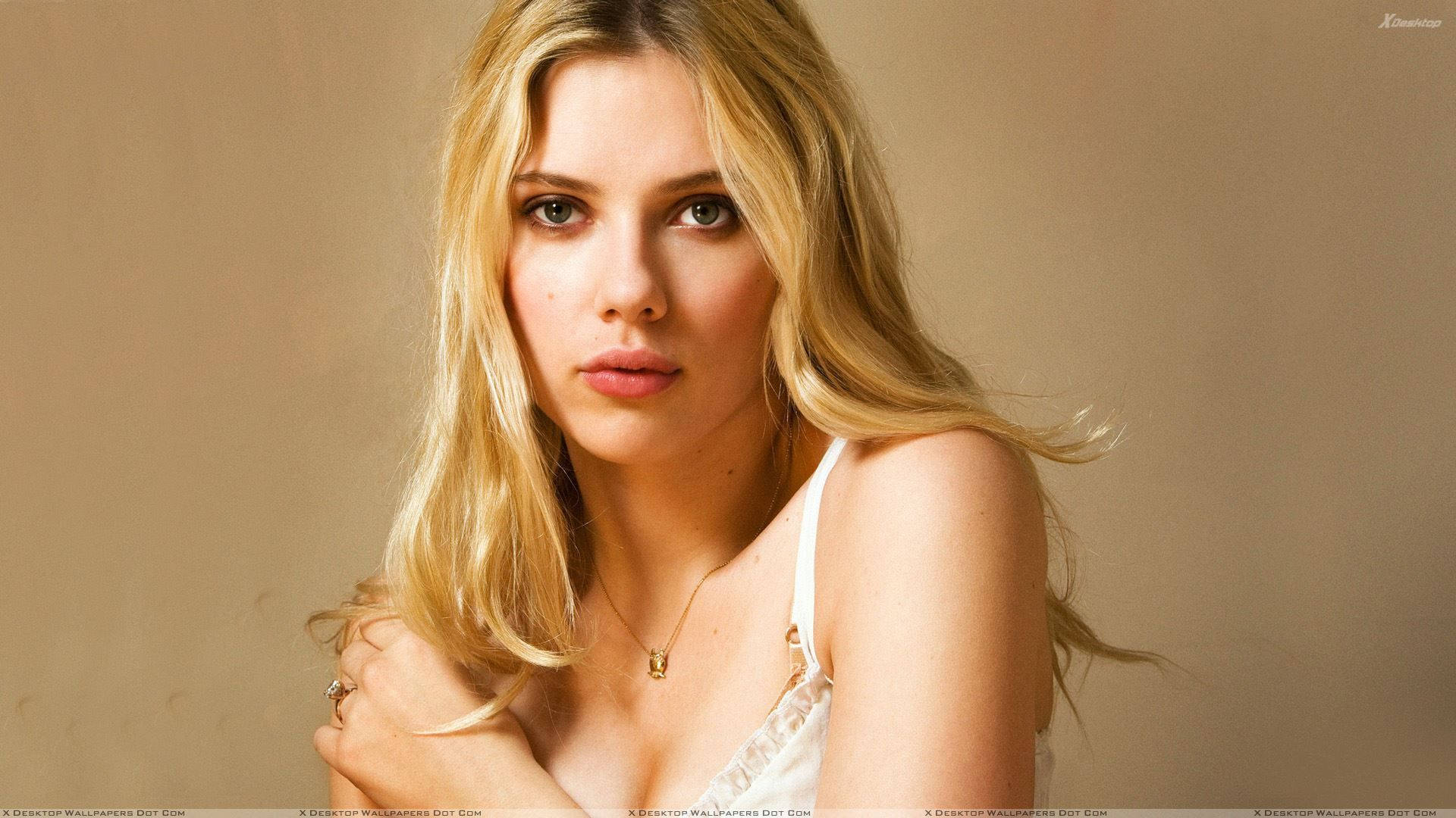 Scarlett Johansson Poses Wallpaper